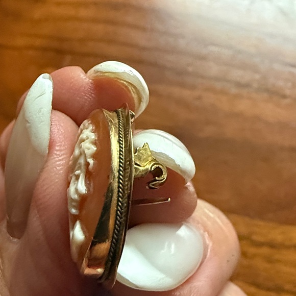 Hand Crafted Gold Vintage Cameo  (pendant folds down) Perfect Christmas Gift! - Picture 4 of 6